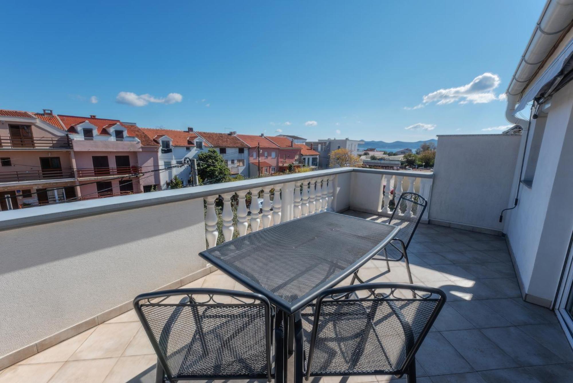 Perica Apartment And Perica Room With Separate Entrance Zadar Exterior photo